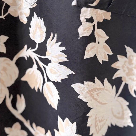 ✨ NWT Torrid Harper Blouse – Black & Ivory Floral (Size 2) - Picture 4 of 5